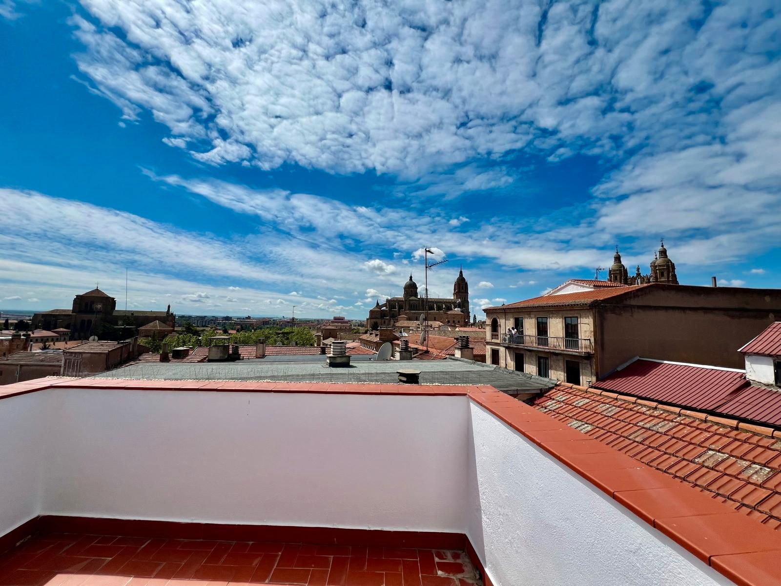 Vista exterior de Àtic de lloguer en Salamanca Capital amb Terrassa i Moblat