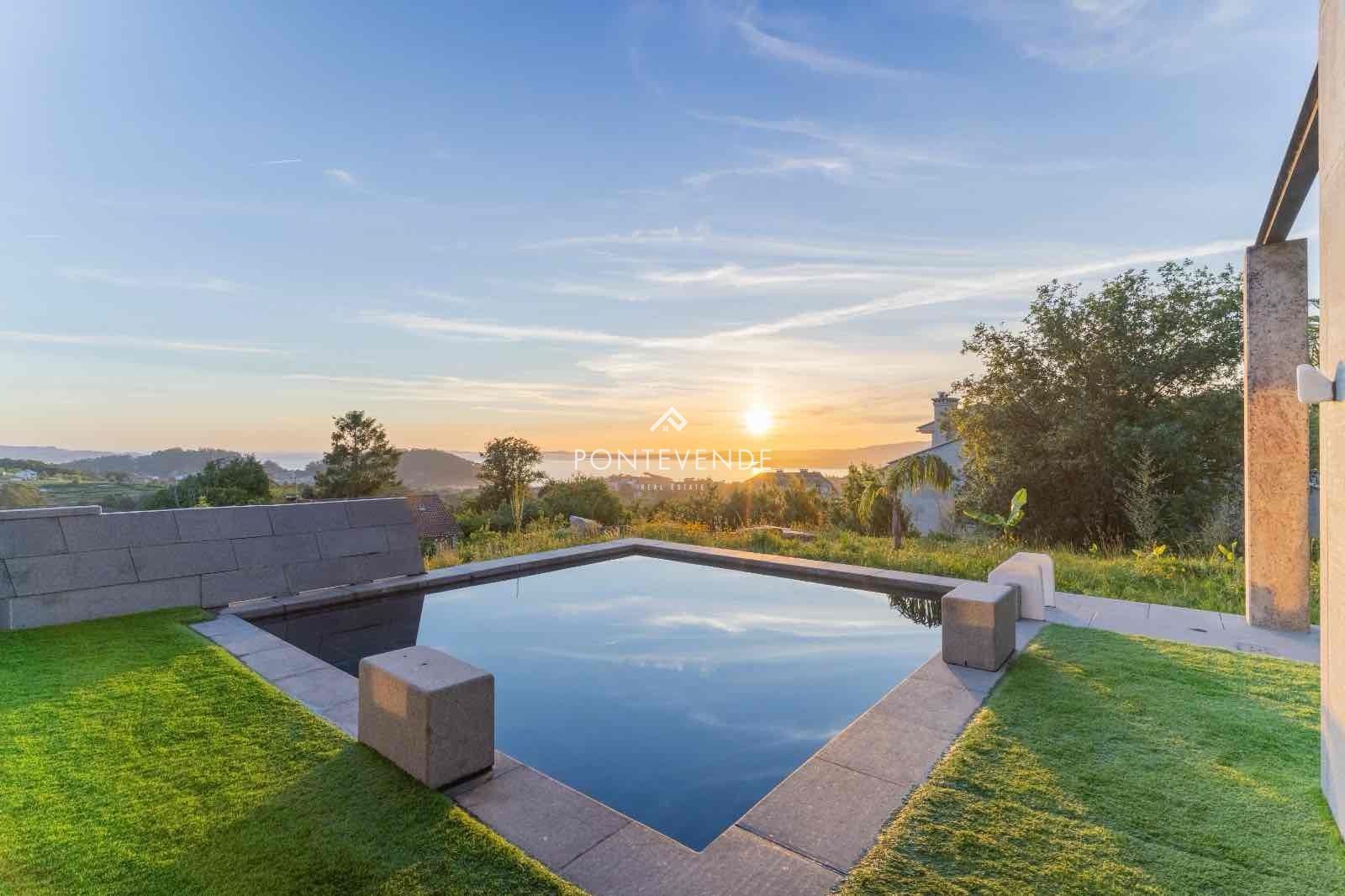 Piscina de Casa o xalet en venda en Marín amb Aire condicionat, Calefacció i Jardí privat