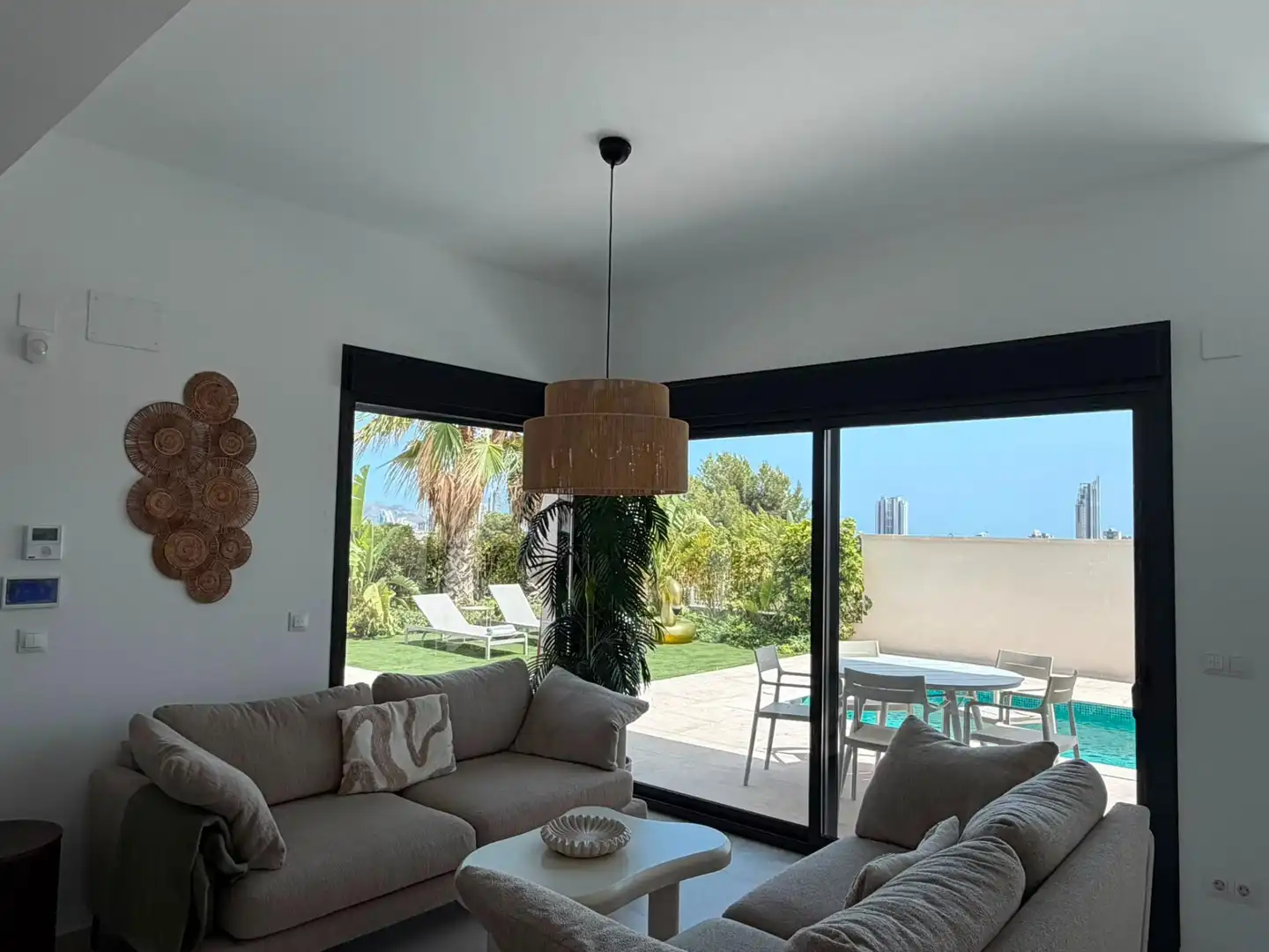 Sala d'estar de Casa o xalet de lloguer en Finestrat amb Aire condicionat, Jardí privat i Terrassa