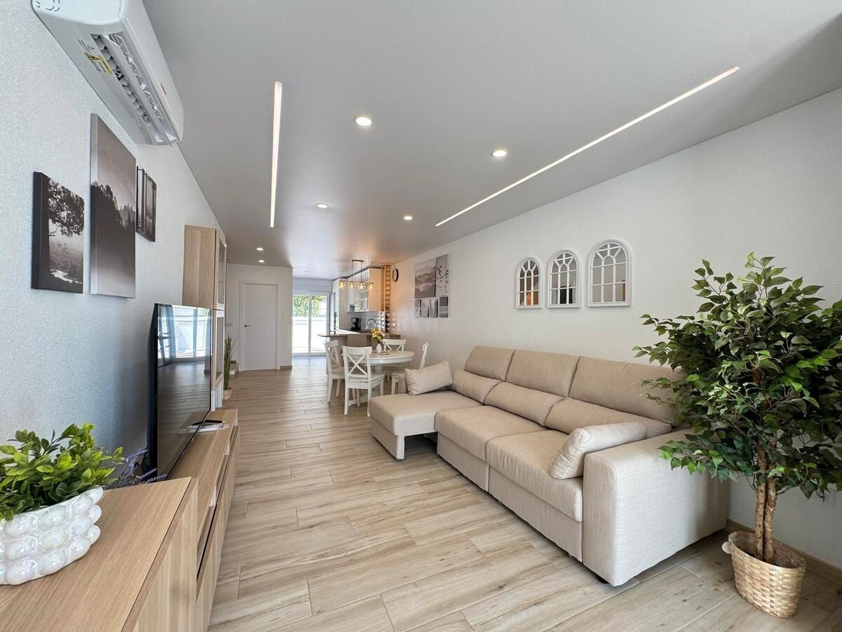 Sala d'estar de Casa adosada en venda en Torrevieja amb Aire condicionat, Jardí privat i Terrassa