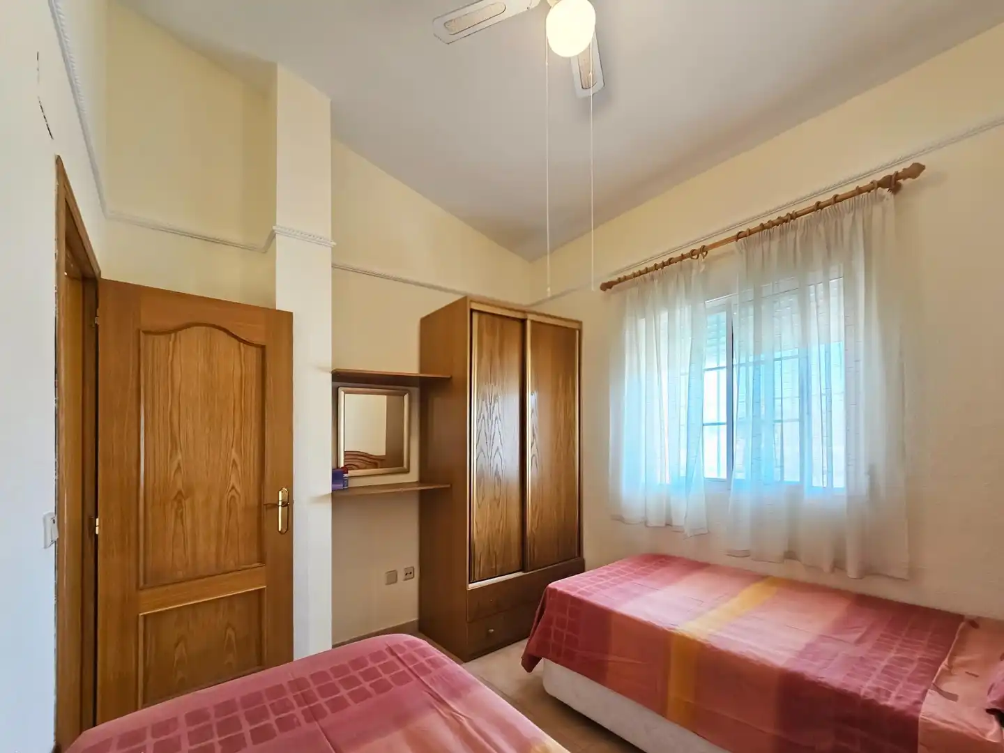 Schlafzimmer von Einfamilien-Reihenhaus zum Verkauf in Santa Pola mit Heizung, Privatgarten und Terrasse