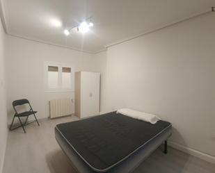 Dormitori de Apartament per a compartir en  Pamplona / Iruña amb Moblat, Forn i Rentadora