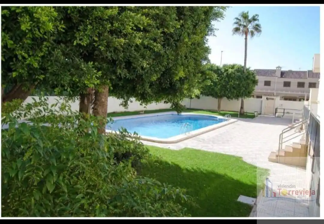 Piscina de Ático en venta en Torrevieja con Aire acondicionado, Terraza y Piscina comunitaria