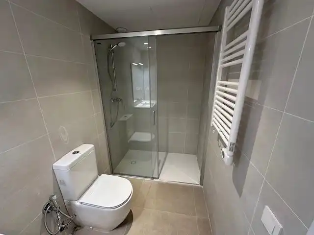 Badezimmer von Wohnung zur Miete in Badalona mit Heizung und Balkon