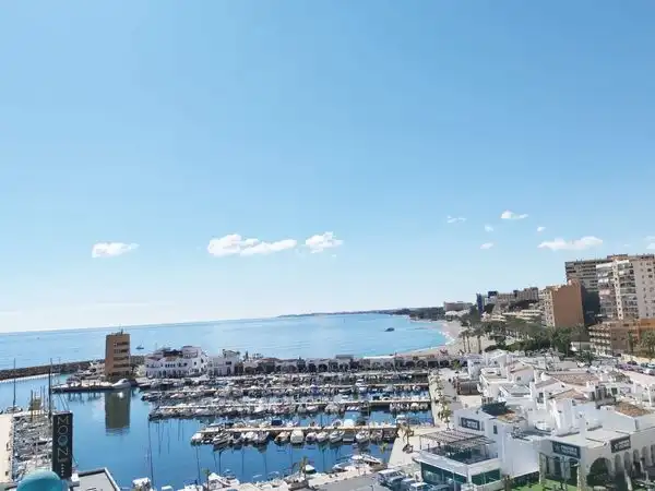 Außenansicht von Wohnungen zum Verkauf in Roquetas de Mar mit Klimaanlage, Heizung und Terrasse