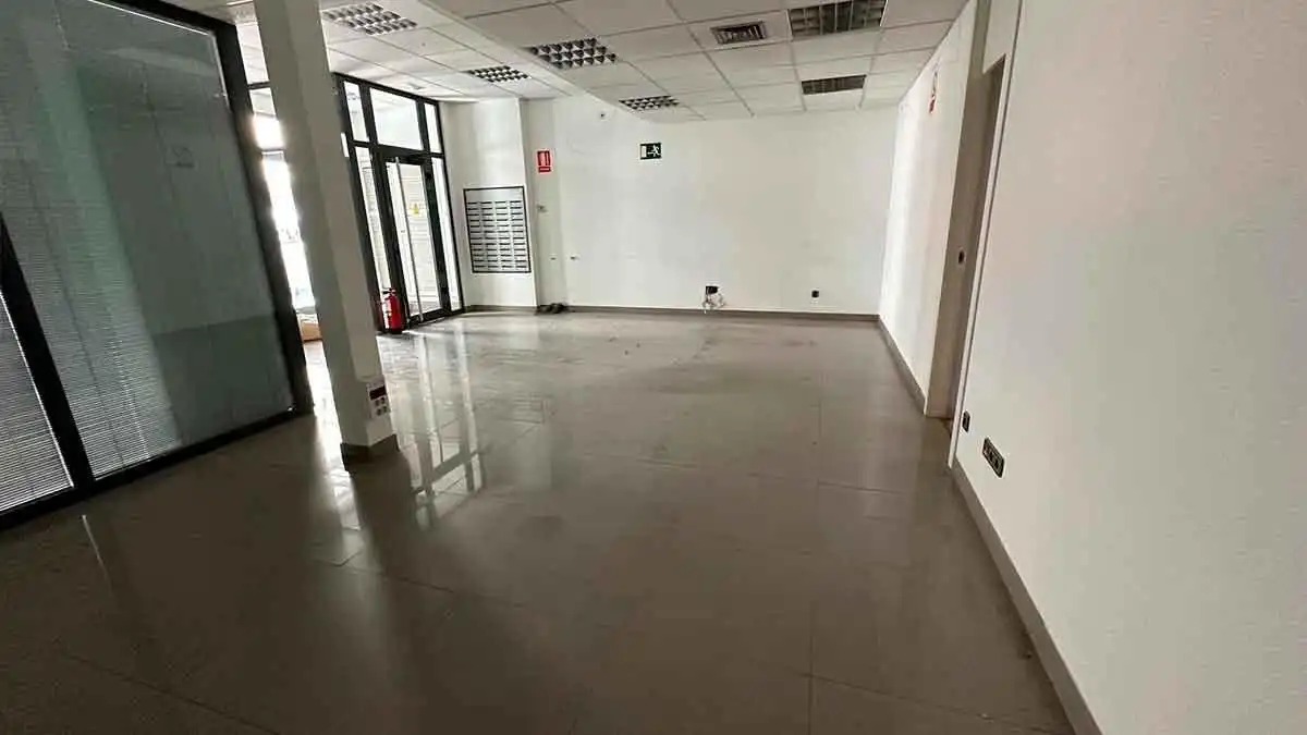 Local comercial en venda a Cistierna, imagen 3
