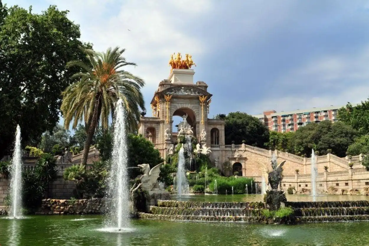 Vista exterior de Edifici en venda en Barcelona