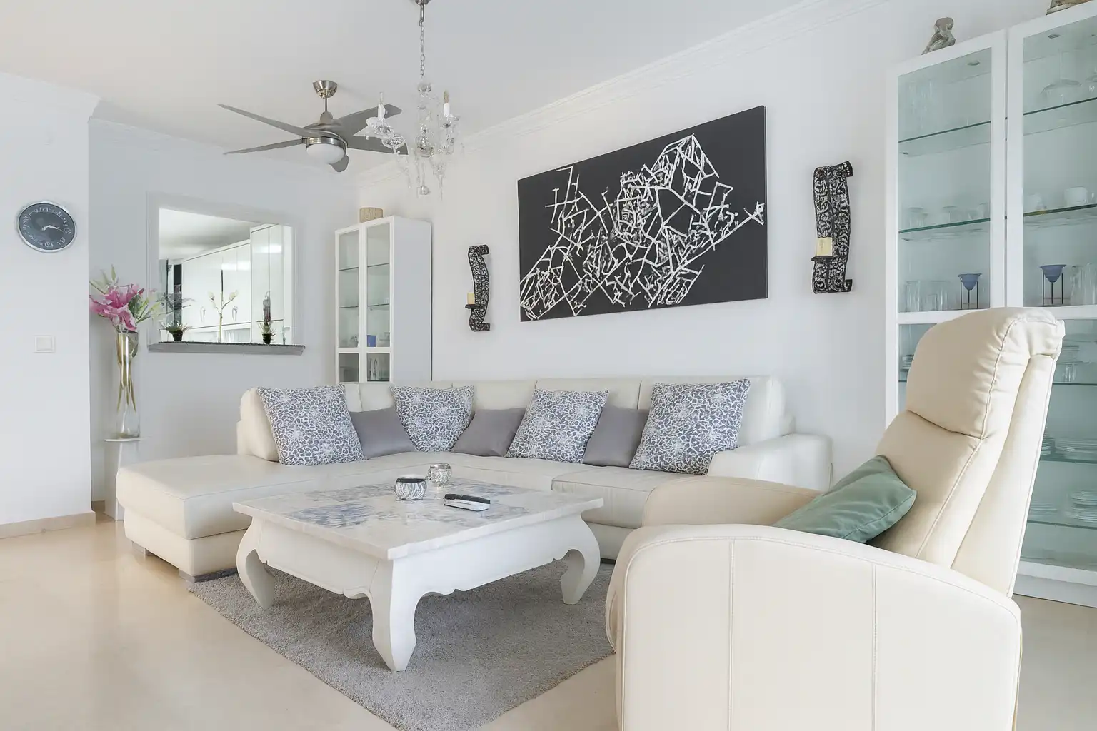 Wohnzimmer von Wohnung zum Verkauf in Estepona mit Klimaanlage, Privatgarten und Gemeinschaftspool