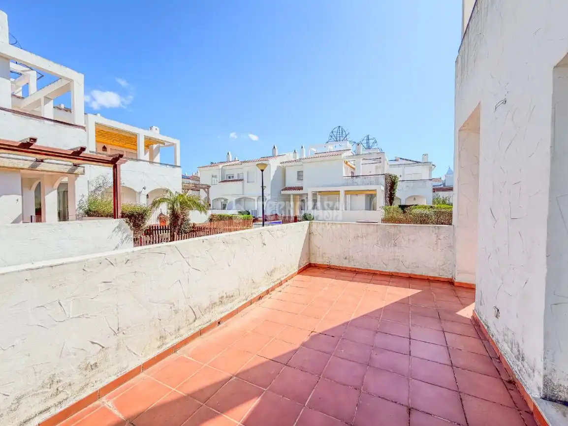 Außenansicht von Einfamilien-Reihenhaus zum Verkauf in Rota mit Klimaanlage, Terrasse und Abstellraum