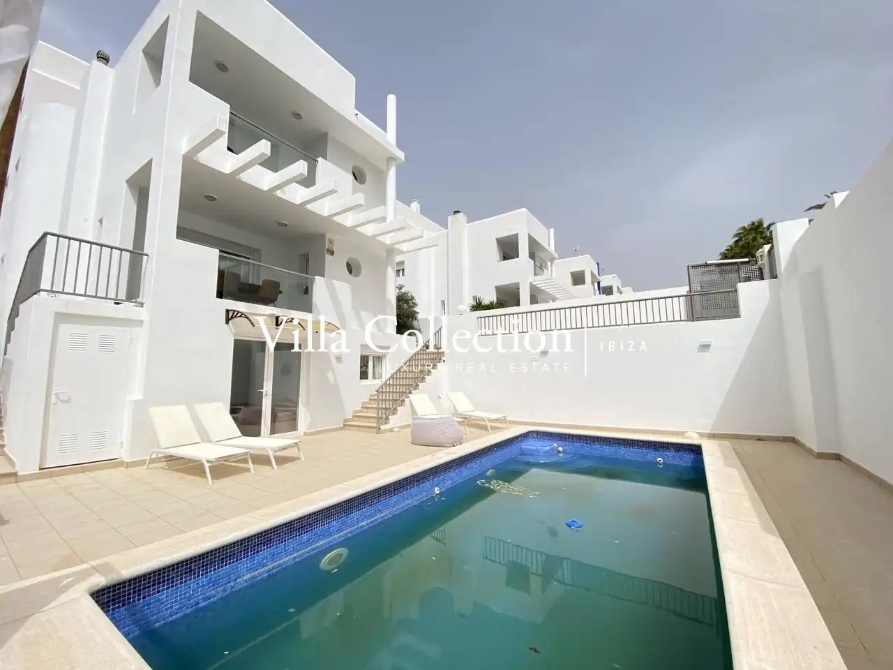 Außenansicht von Einfamilien-Reihenhaus zum Verkauf in Sant Josep de sa Talaia mit Privatgarten, Terrasse und Schwimmbad