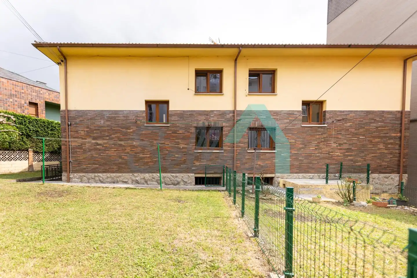 Vista exterior de Casa adosada de lloguer en Oviedo  amb Calefacció, Jardí privat i Parquet