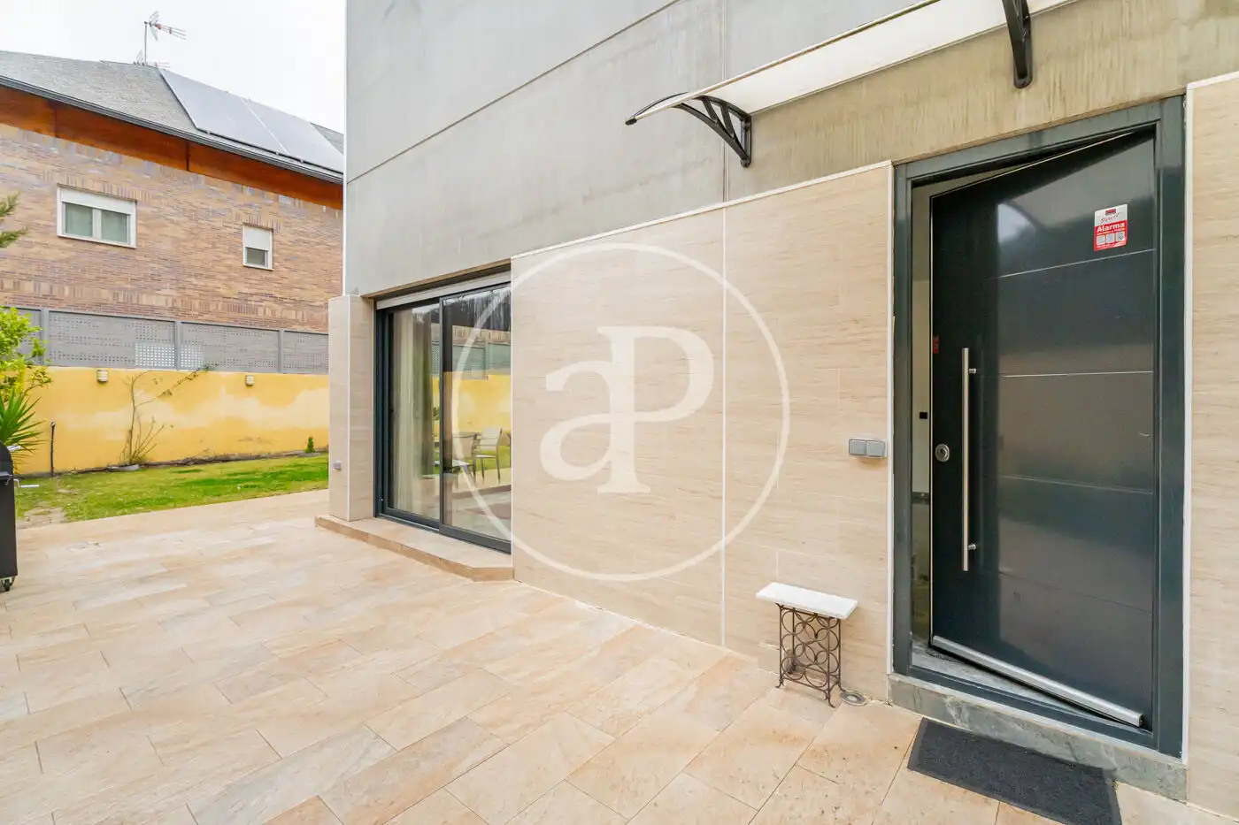 Vista exterior de Casa adosada en venta en Pozuelo de Alarcón con Aire acondicionado, Calefacción y Jardín privado