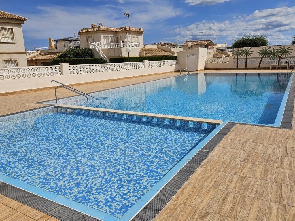 Piscina de Casa adosada en venta en Torrevieja con Aire acondicionado, Jardín privado y Terraza
