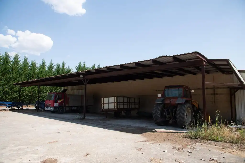 Außenansicht von Fabrikhallen zum Verkauf in Barrundia