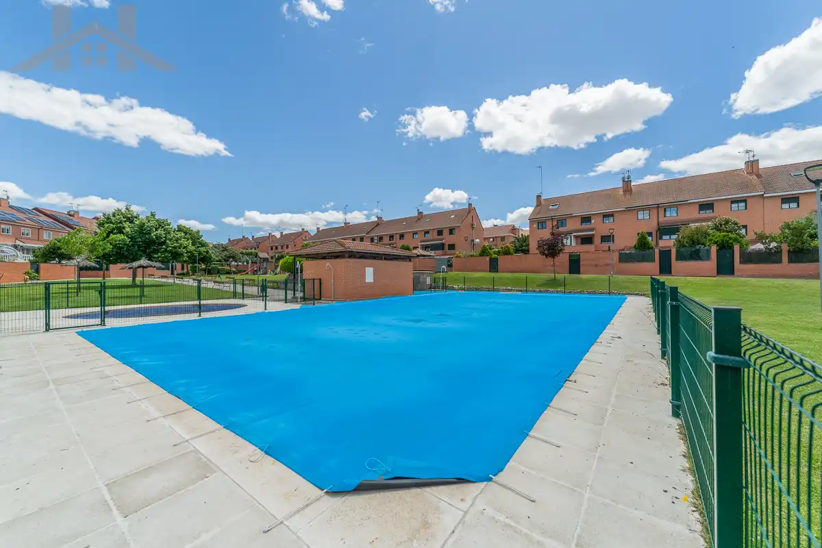 Swimming pool of Houses for sale in Móstoles  with Heating, Private garden and Parquet flooring