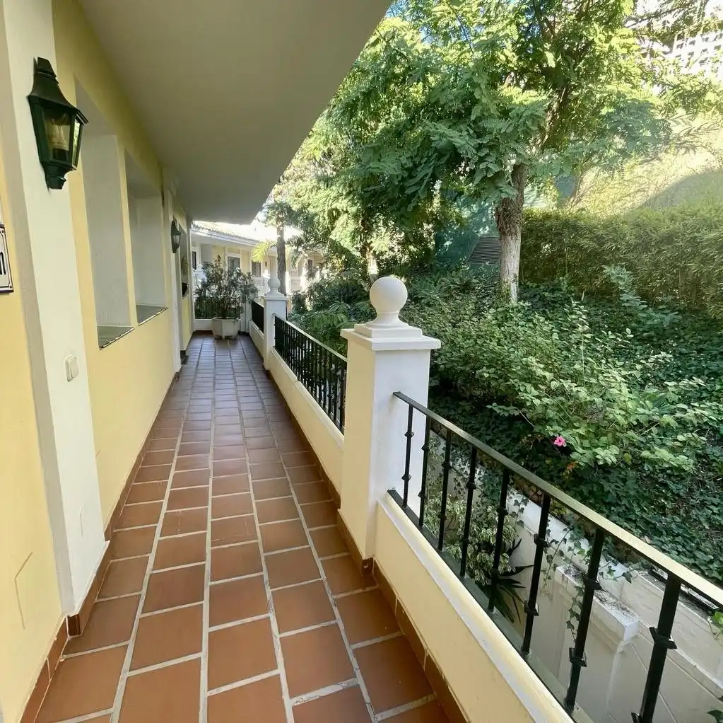 Außenansicht von Büro zum Verkauf in Marbella mit Klimaanlage