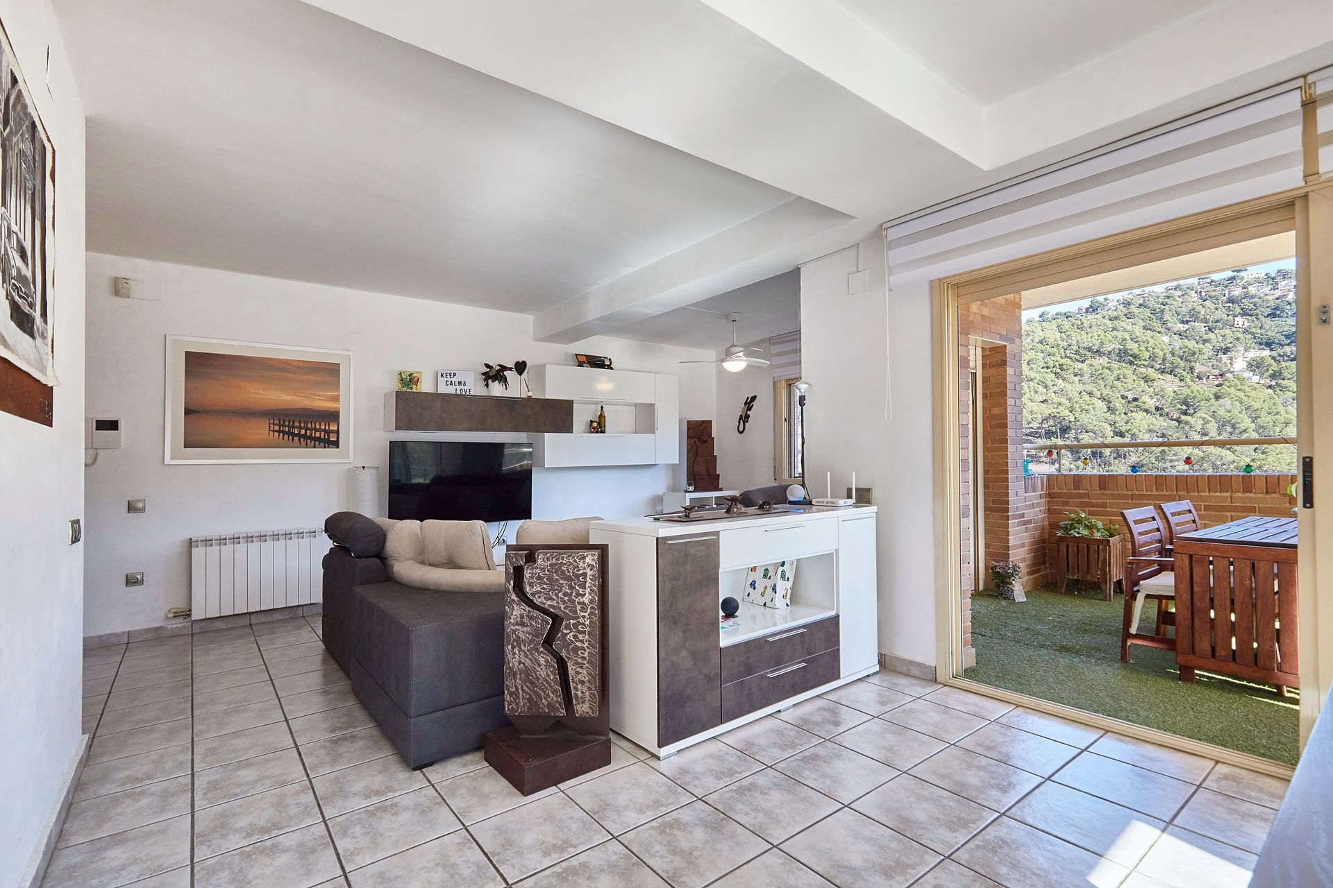 Sala d'estar de Casa adosada en venda en Torrelles de Llobregat amb Calefacció, Jardí privat i Terrassa