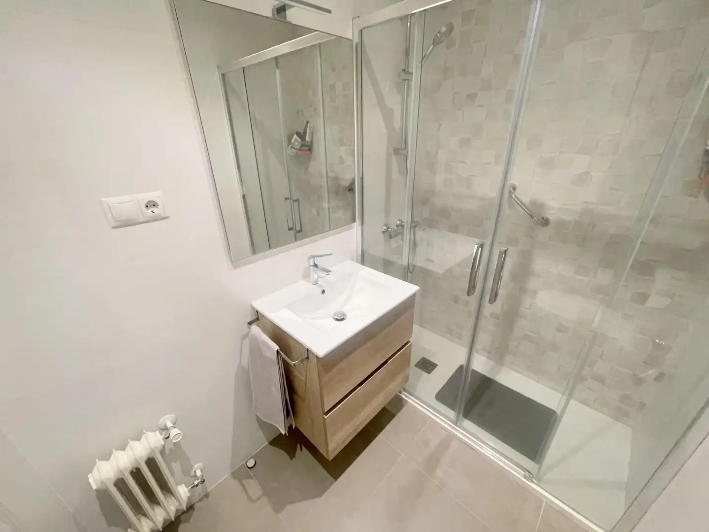 Bathroom of Flat for sale in Bilbao   with Heating, Terrace and Storage room