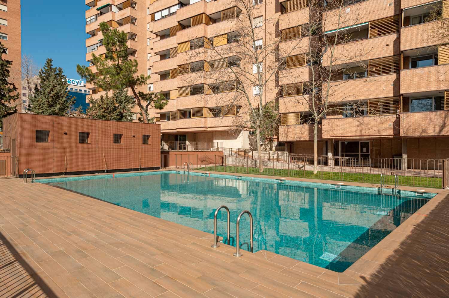 Swimming pool of Flat to rent in  Madrid Capital  with Air Conditioner, Parquet flooring and Terrace