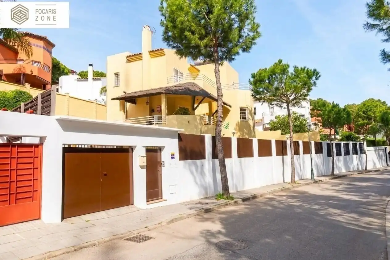 Vista exterior de Casa o xalet en venda en Torremolinos amb Aire condicionat, Calefacció i Jardí privat