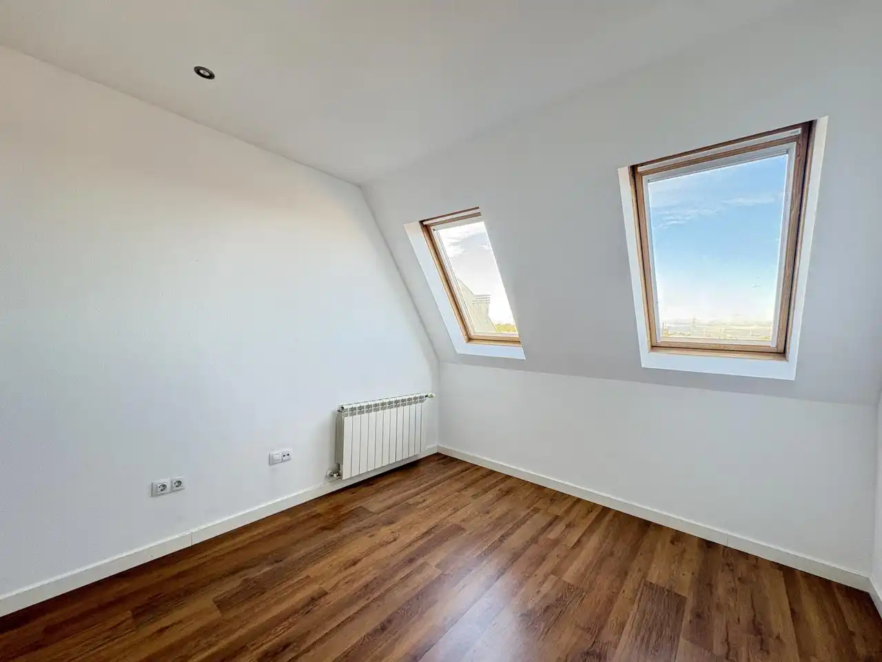 Habitación de Dúplex de alquiler en Pozuelo de Alarcón con Calefacción y Trastero