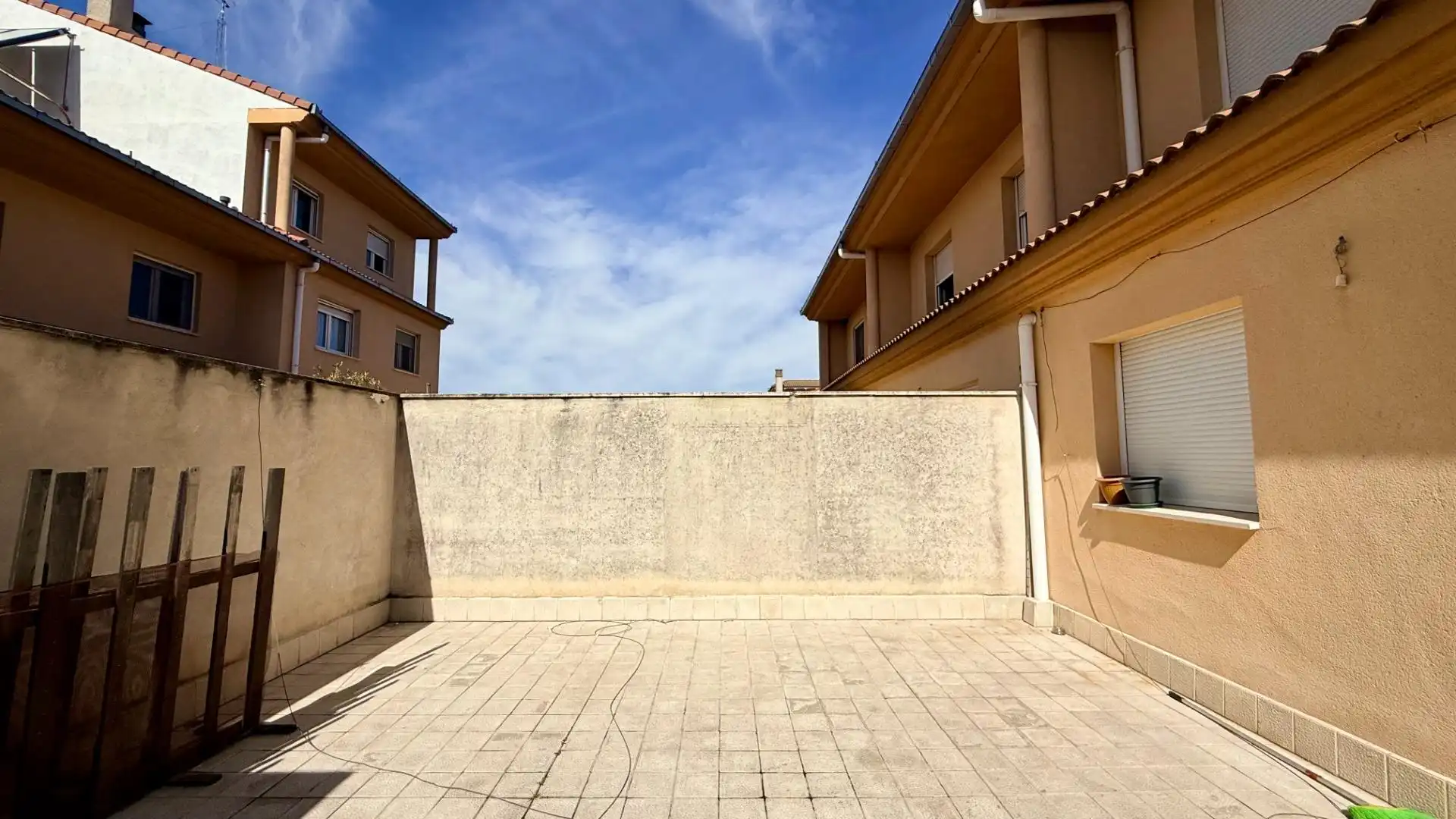 Terrasse von Einfamilien-Reihenhaus zum Verkauf in Cuéllar mit Heizung, Privatgarten und Abstellraum