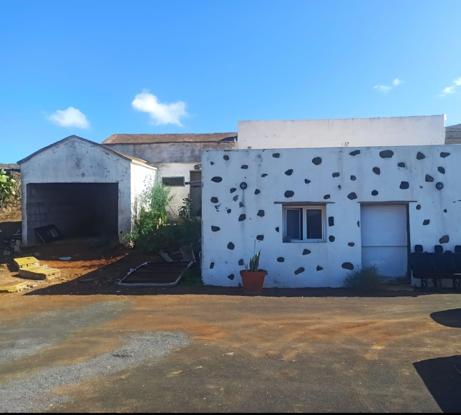 Vista exterior de Casa o xalet en venda en San Bartolomé amb Jardí privat, Terrassa i Traster