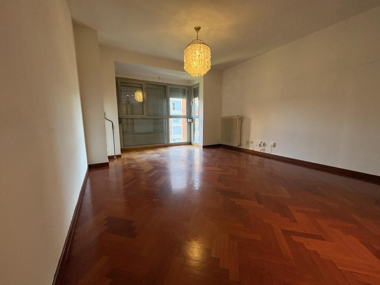 Living room of Flat for sale in  Madrid Capital  with Heating, Parquet flooring and Community pool