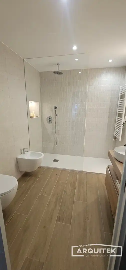 Bathroom of Flat for sale in Lleida  with Air Conditioner, Private garden and Terrace