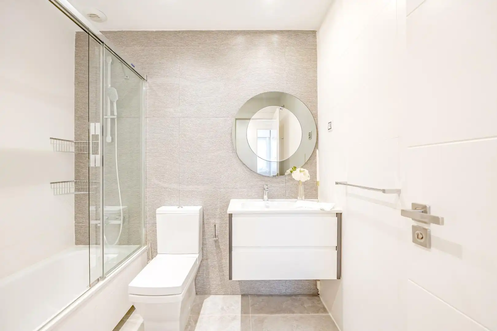 Bathroom of Ground floor for rent in Madrid  with Air Conditioner, Heating and Terrace