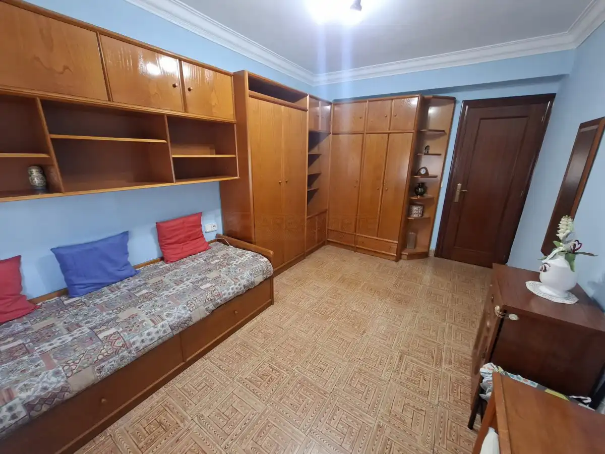 Dormitori de Apartament en venda en Vitoria - Gasteiz amb Calefacció, Parquet i Traster