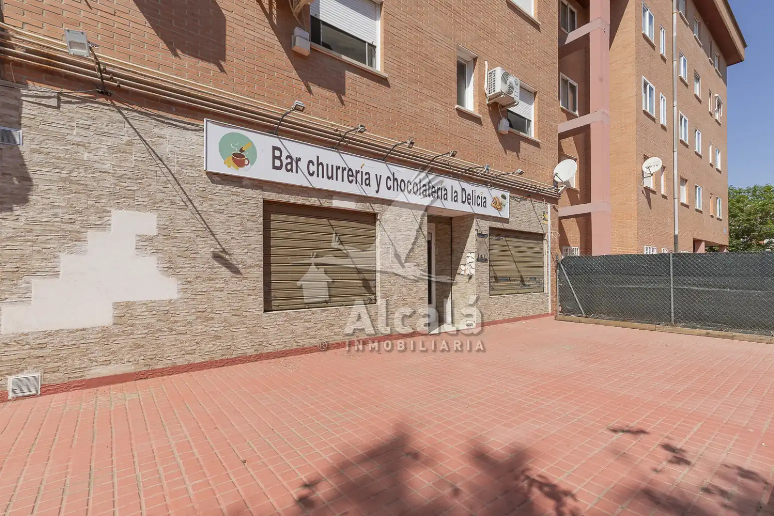Vista exterior de Local en venta en Alcalá de Henares