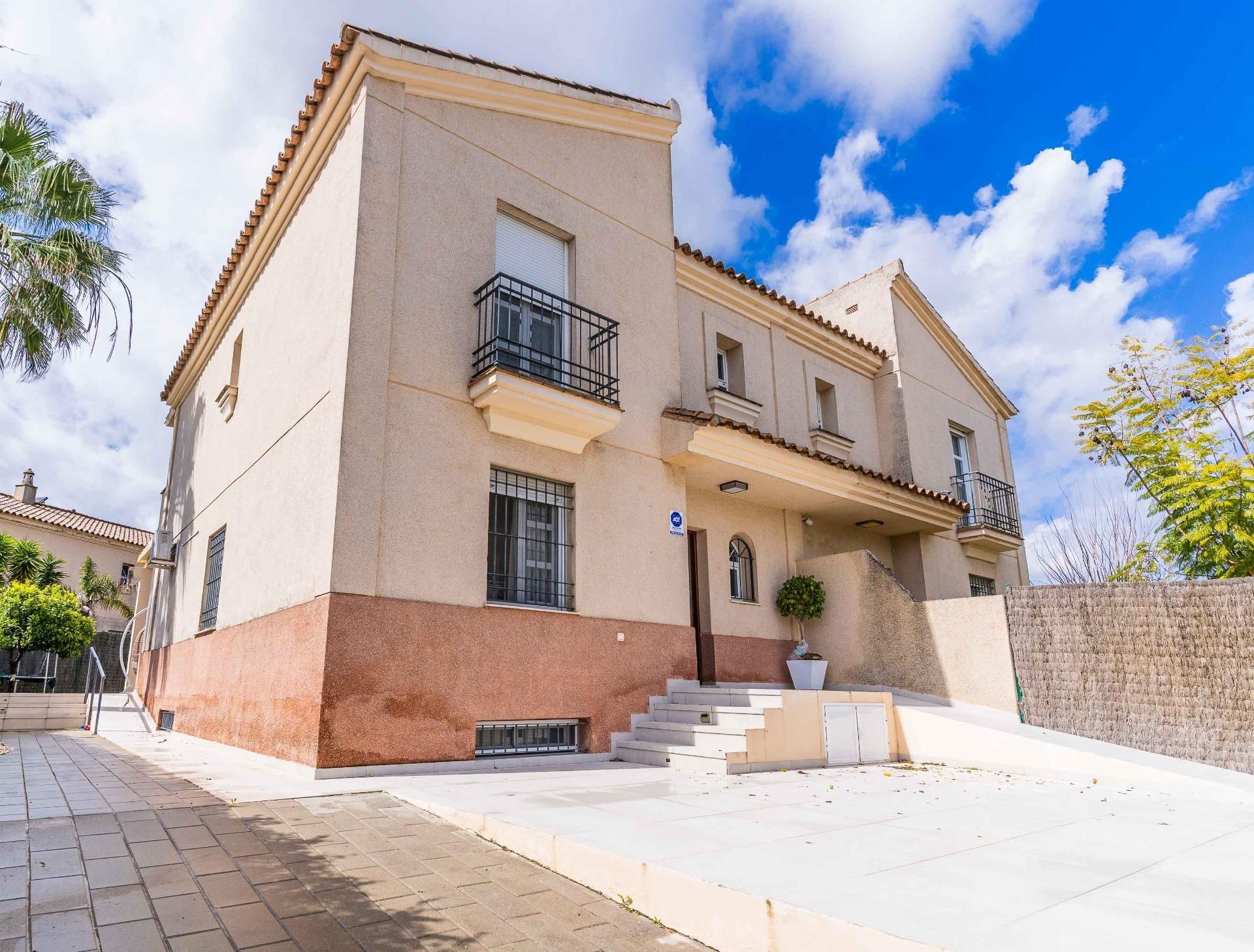 Vista exterior de Casa adosada en venda en Jerez de la Frontera amb Aire condicionat, Calefacció i Jardí privat