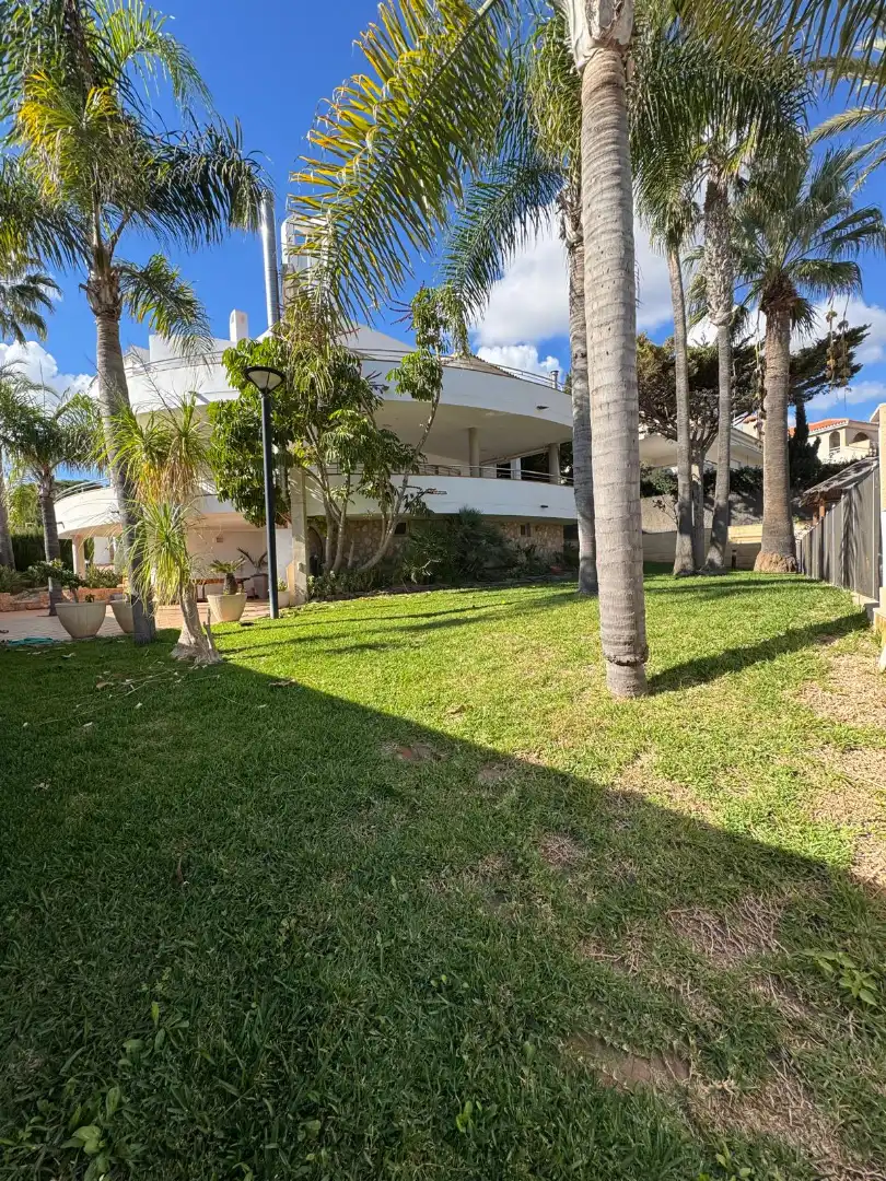 Vista exterior de Casa o xalet en venda en Orihuela amb Jardí privat, Terrassa i Piscina
