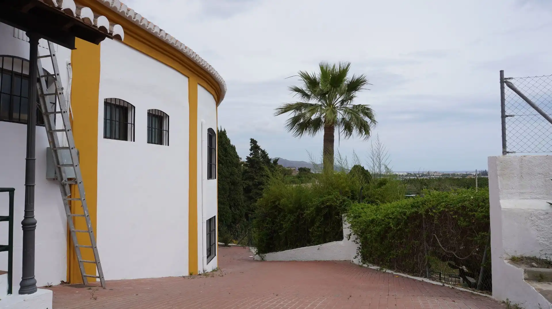 Außenansicht von Fabrikhallen zum Verkauf in Motril