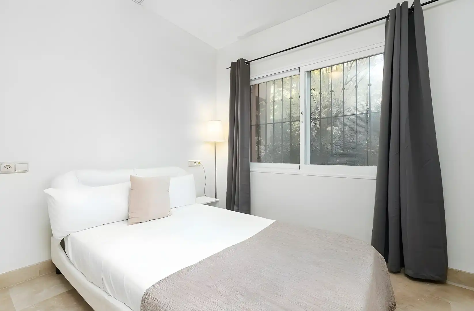 Bedroom of Apartments for rent in Marbella  with Air Conditioner, Terrace and Swimming Pool