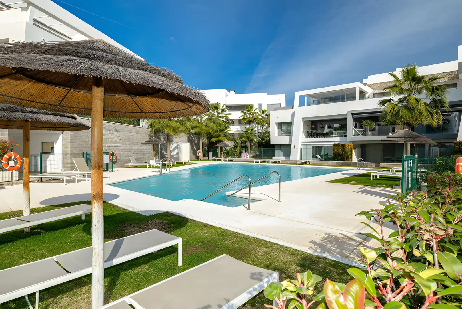 Piscina de Apartament en venda en Estepona amb Aire condicionat, Jardí privat i Terrassa