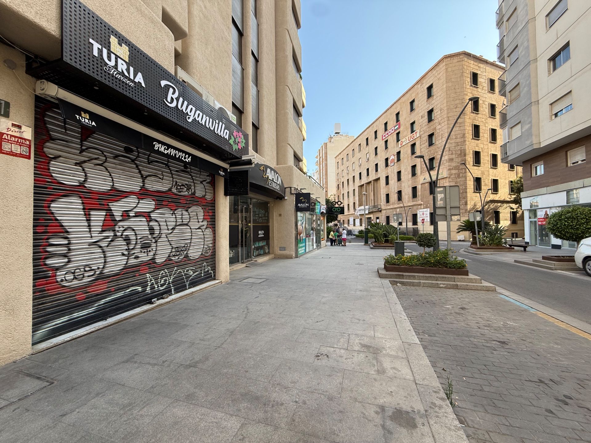Vista exterior de Local en traspaso en  Almería Capital con Aire acondicionado, Calefacción y Terraza