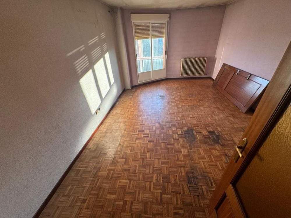 Bedroom of Flat for sale in Villaquilambre  with Parquet flooring