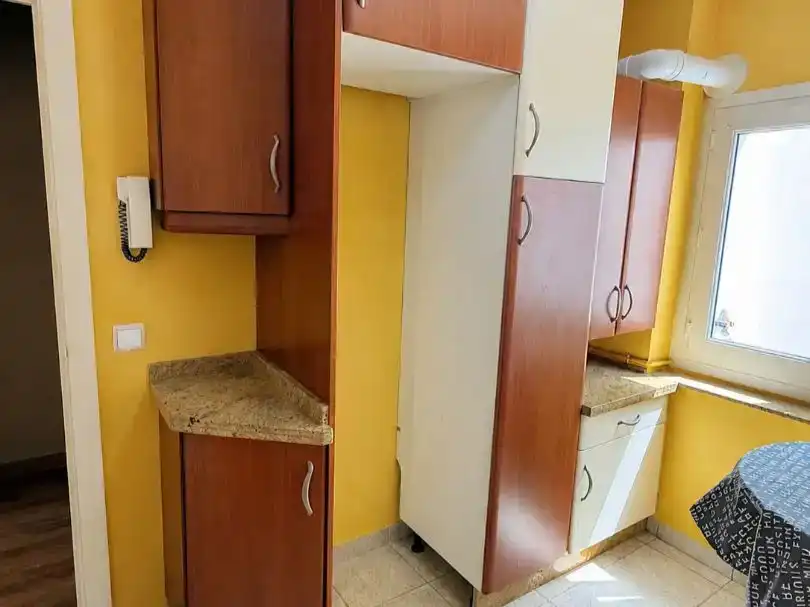 Cuina de Pis en venda en Oviedo  amb Terrassa i Balcó