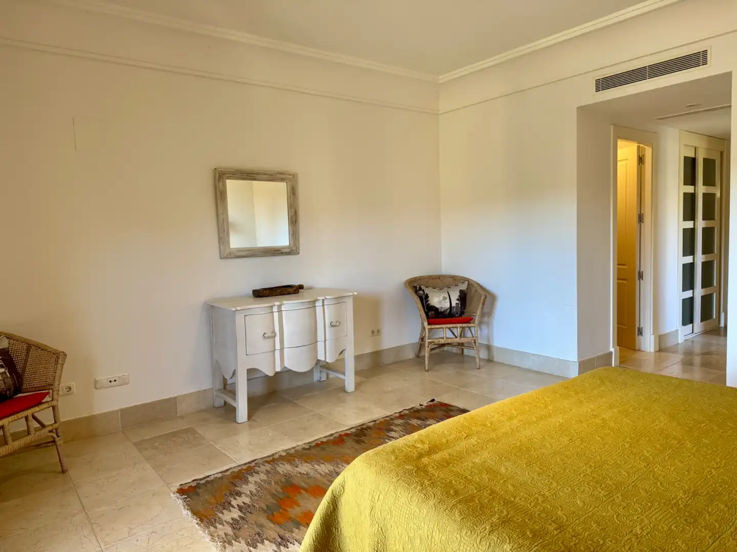 Bedroom of Flat for sale in Sotogrande  with Air Conditioner, Heating and Private garden