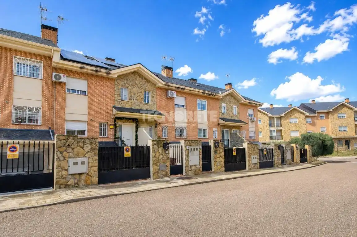 Vista exterior de Casa adosada en venta en Las Ventas de Retamosa con Calefacción y Jardín privado