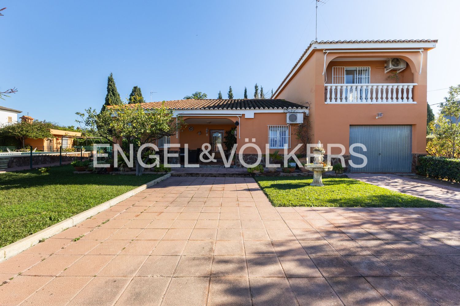 Vista exterior de Casa o xalet en venda en Bétera amb Aire condicionat, Calefacció i Jardí privat