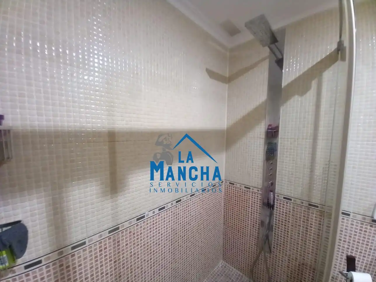 Badezimmer von Einfamilien-Reihenhaus zum Verkauf in La Gineta mit Abstellraum und Schwimmbad