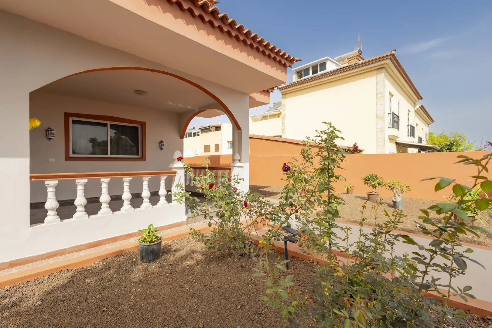 Außenansicht von Einfamilien-Reihenhaus zum Verkauf in Los Realejos mit Privatgarten, Terrasse und Abstellraum