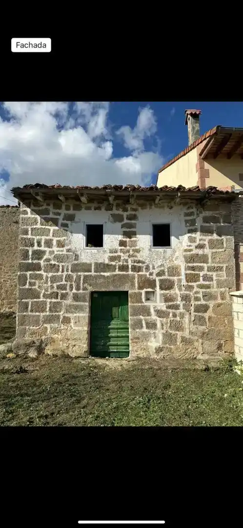 Vista exterior de Casa adosada en venda en Valle de Valdebezana amb Jardí privat