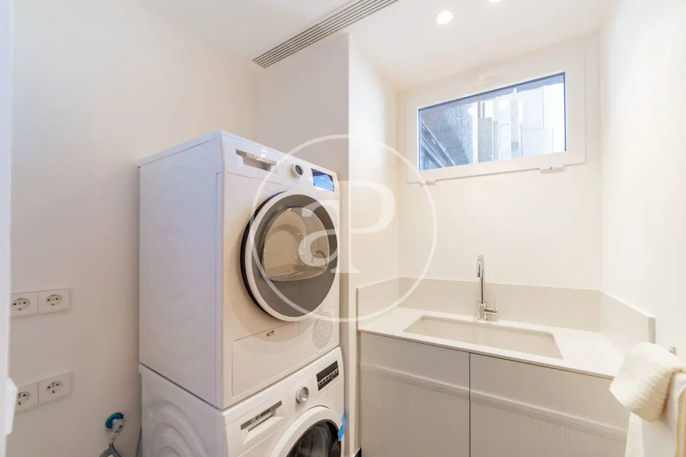 Außenansicht von Wohnung zum Verkauf in Madrid mit Klimaanlage, Heizung und Terrasse