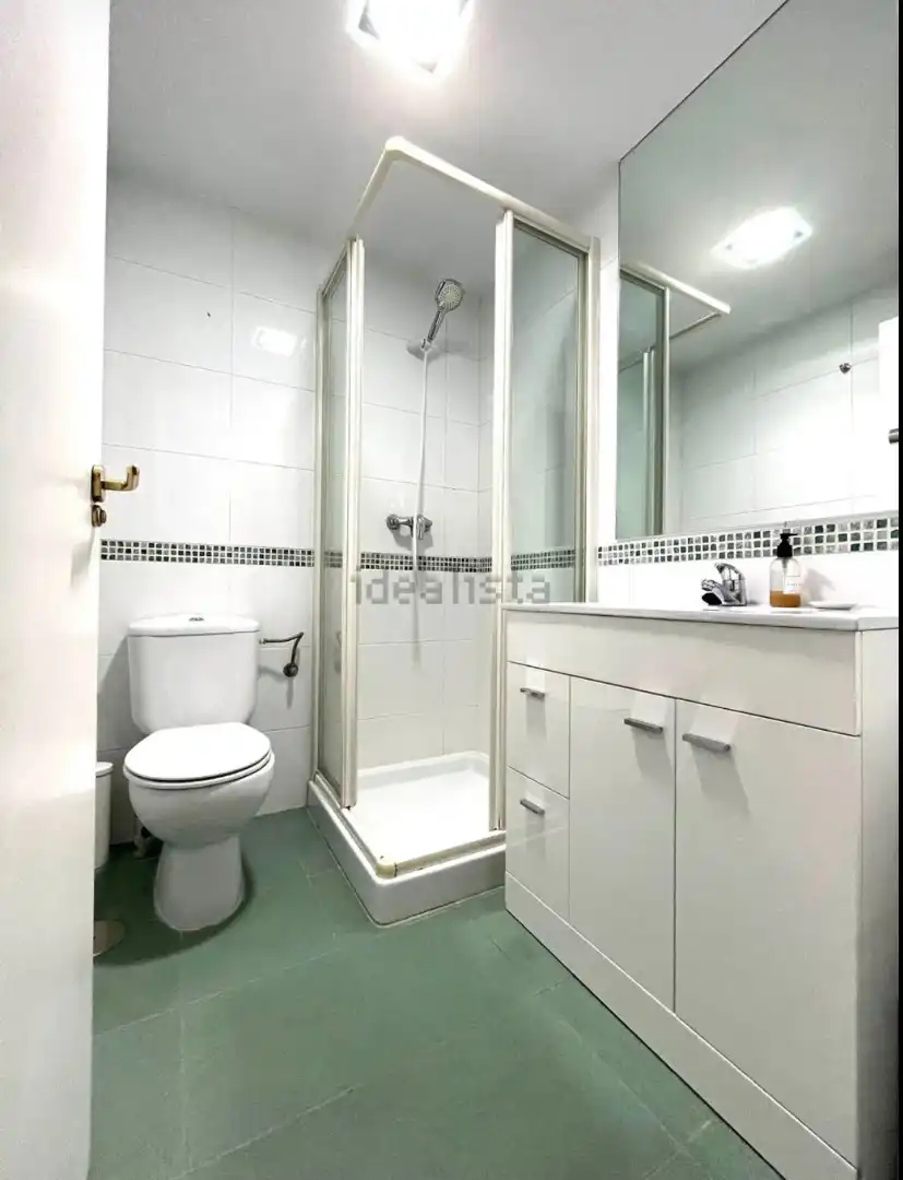 Bathroom of Flat for rent in Madrid  with Air Conditioner, Heating and Private garden