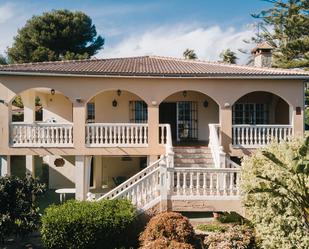 Vista exterior de Casa o xalet en venda en Marbella amb Aire condicionat, Terrassa i Piscina