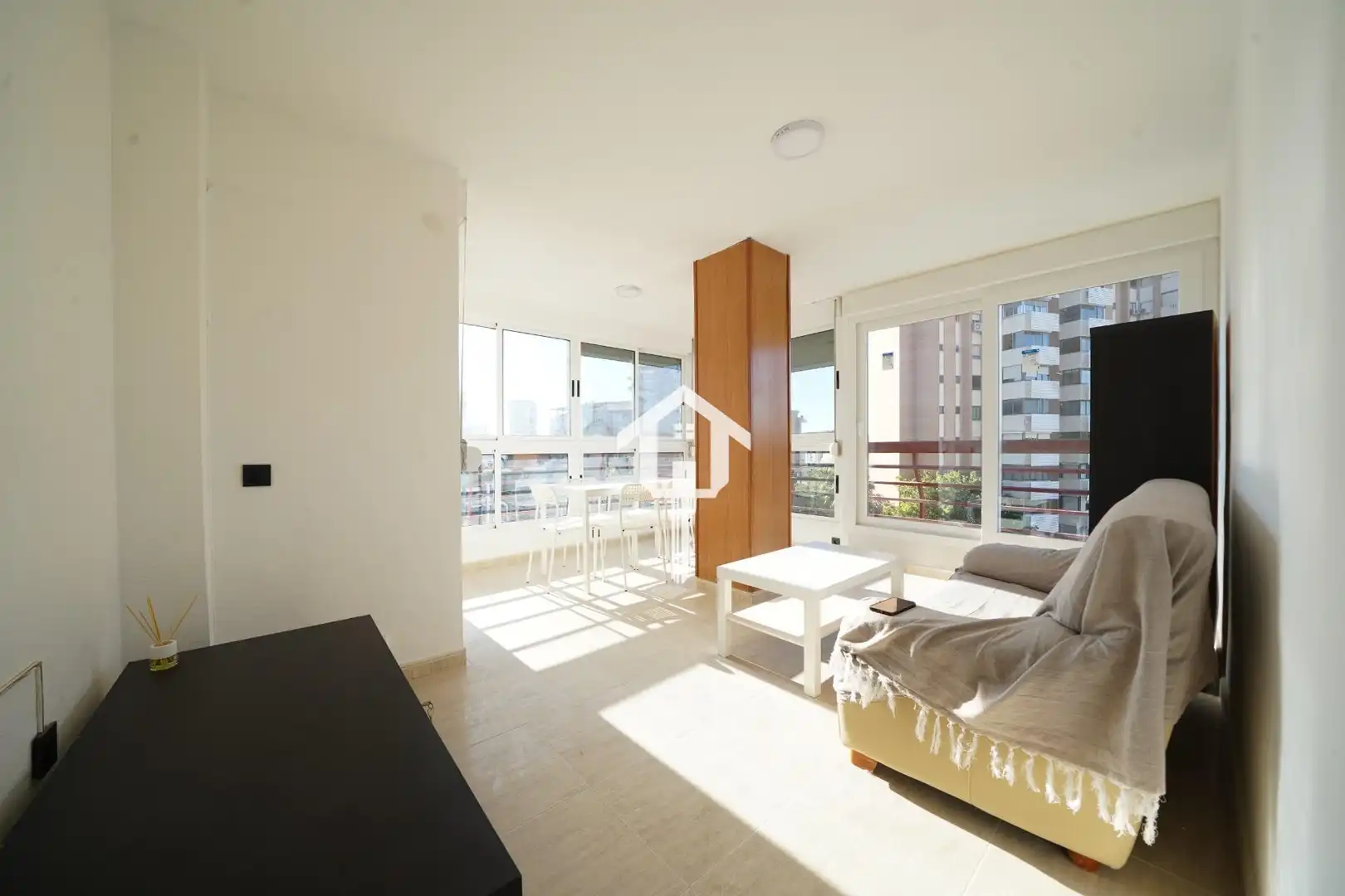 Sala d'estar de Pis en venda en Alicante / Alacant amb Terrassa, Moblat i Piscina comunitària